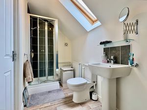 Master En-suite- click for photo gallery